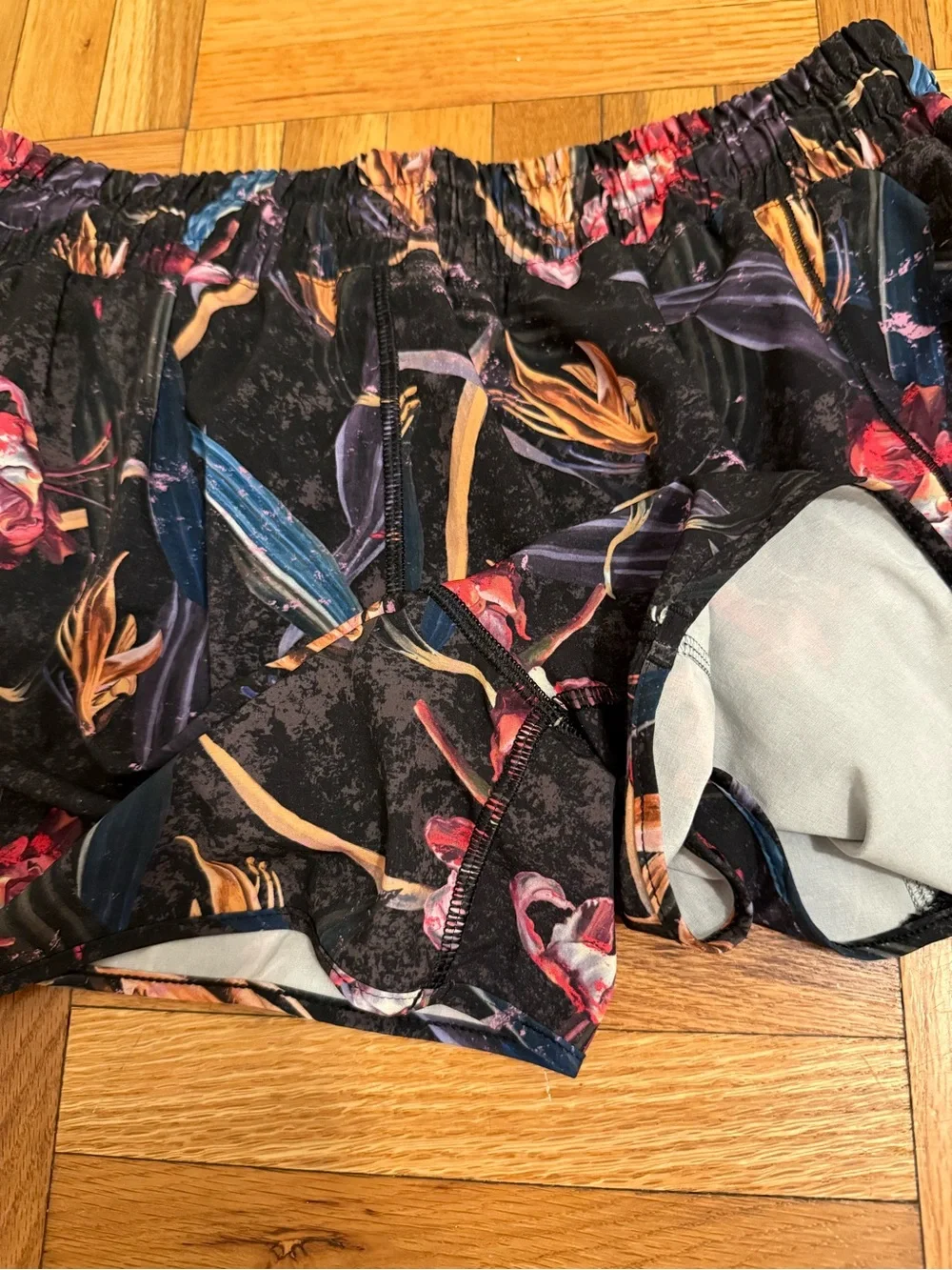 Lululemon Hotty Hot 4” Lined Shorts Size 10 Veiled Floral Black Multi